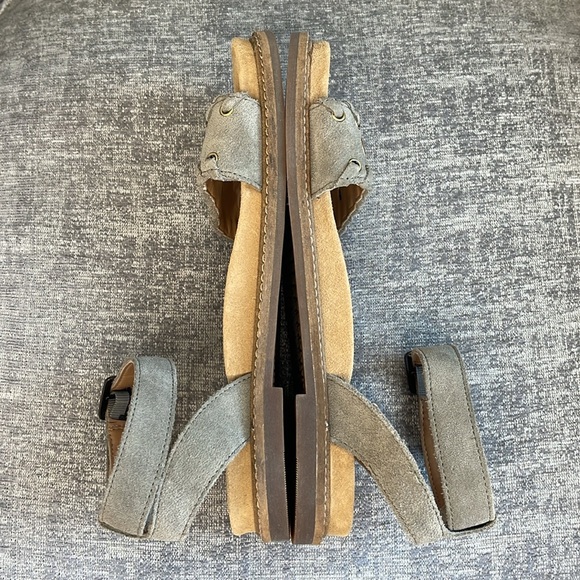 NWOT Clarks Corsio Amelia Artesan, Grey suede Ankle Strap Sandal, Women’s Size 7 - Picture 3 of 6